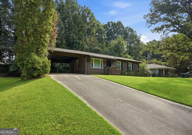 Photo 3 of Single family home for sale at 928 Magna Carta Dr Nw, Atlanta, GA 30318 | MLS# 10825273 | Listing updated on 2026-09-28