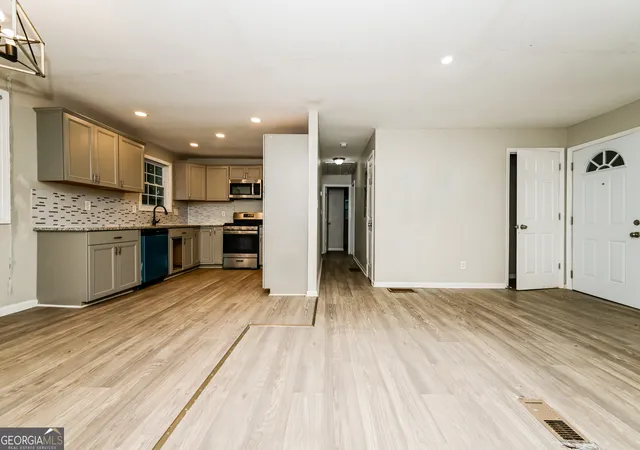 Photo 3 of Single family home for sale at 3382 Renault Rd Se, Atlanta, GA 30354 | MLS# 10650653 | Listing updated on 2025-12-26