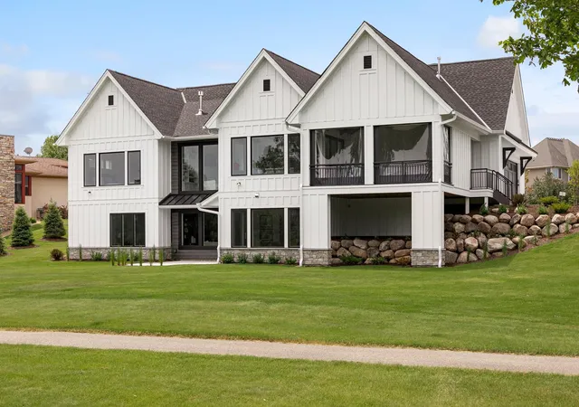 Photo 4 of Single family home for sale at 172 Westwood Ln, Wayzata, MN 55391 | MLS# 6648235 | Listing updated on 2025-11-13