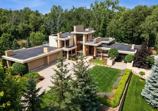 2nd image of 685 Hidden Creek Trl, Saint Paul, MN 55118 | MLS# 6707877