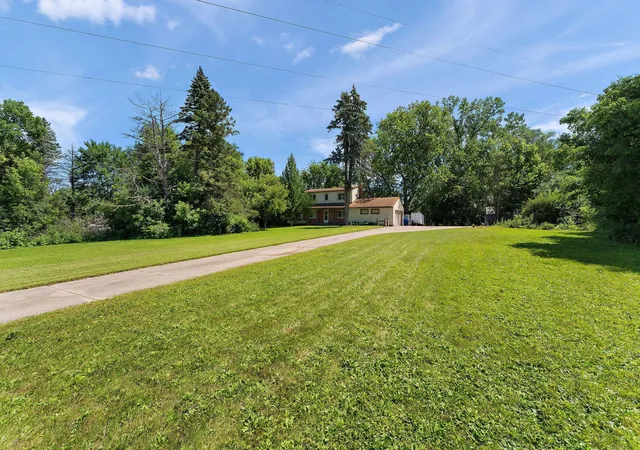 3rd image of 2300 Pagel Rd, Mendota Heights, MN 55120 | MLS# 6721083
