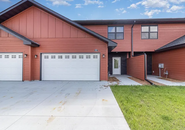 Photo 2 of Single family home for sale at 811 Viburnum St, Belle Plaine, MN 56011 | MLS# 6727681 | Listing updated on 2026-08-13