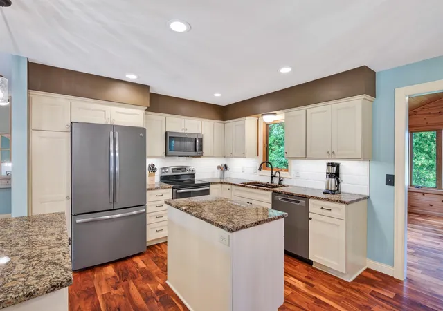 2nd image of 6227 Annapolis Ln N, Maple Grove, MN 55311 | MLS# 6729860