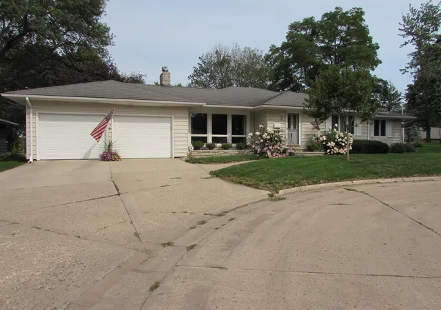 2nd image of 1317 Beach Pl, Fairmont, MN 56031 | MLS# 6752561