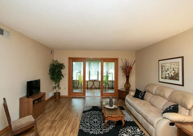 Homes for sale in Hutchinson, MN | 250 Freemont Ave Se #113, Hutchinson, MN 55350 | MLS# 6768534