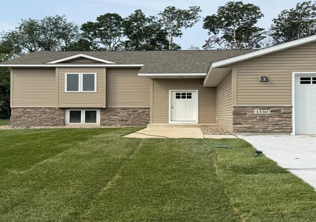 2nd image of 1330 Greenleaf Rd, Owatonna, MN 55060 | MLS# 6769271