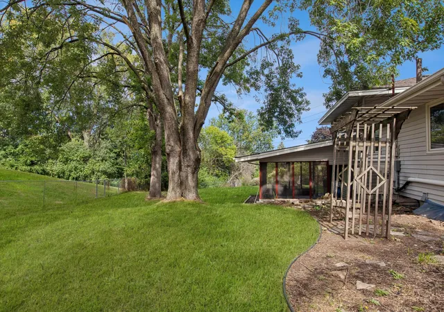 Photo 2 of Single family home for sale at 10930 Radisson Dr, Burnsville, MN 55337 | MLS# 6772006 | Listing updated on 2026-09-19