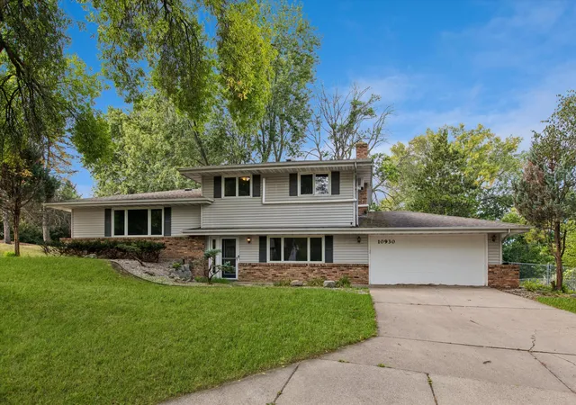 Photo 3 of Single family home for sale at 10930 Radisson Dr, Burnsville, MN 55337 | MLS# 6772006 | Listing updated on 2026-09-19