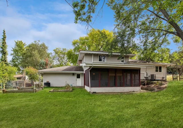 Photo 3 of Single family home for sale at 10930 Radisson Dr, Burnsville, MN 55337 | MLS# 6772006 | Listing updated on 2026-09-19