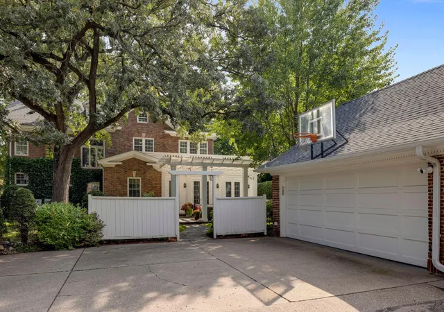 Photo 3 of Single family home for sale at 2400 W Lake Of The Isles Pkwy, Minneapolis, MN 55405 | MLS# 6775659 | Listing updated on 2026-08-17