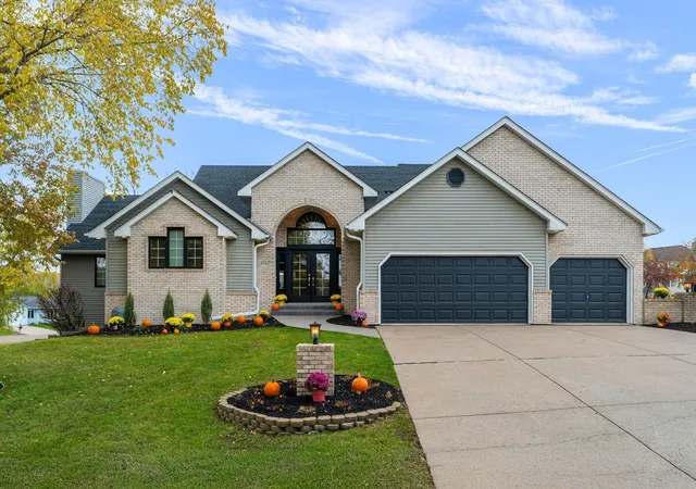 Photo 2 of Single family home for sale at 1162 Lakewood Dr S, Saint Paul, MN 55119 | MLS# 6776720 | Listing updated on 2026-10-23