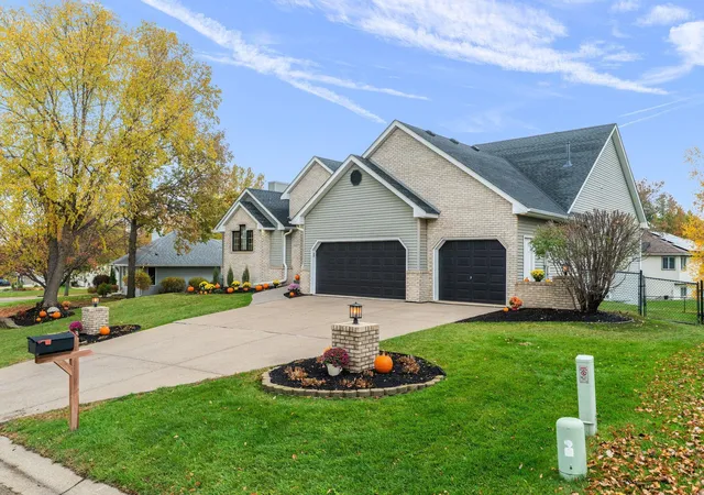 Photo 3 of Single family home for sale at 1162 Lakewood Dr S, Saint Paul, MN 55119 | MLS# 6776720 | Listing updated on 2026-10-23