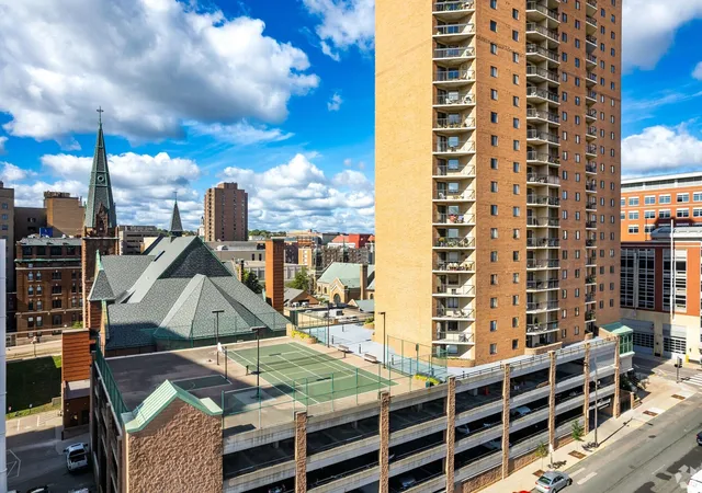 2nd image of 78 10th St E, Saint Paul, MN 55101
