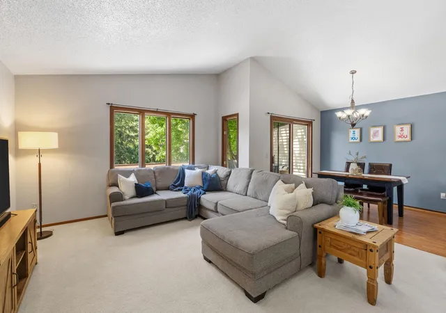 3rd image of 1595 Four Oaks Rd, Eagan, MN 55121 | MLS# 6792739