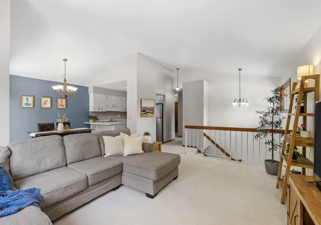 4th image of 1595 Four Oaks Rd, Eagan, MN 55121 | MLS# 6792739