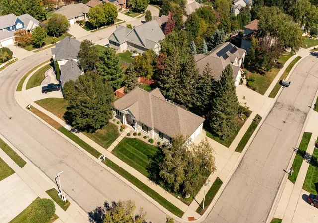 3rd image of 360 Wimbledon Hills Dr Sw, Rochester, MN 55902 | MLS# 6795574