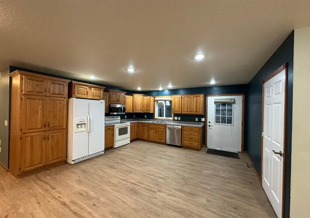 4th image of 106 E Christensen Dr, Luverne, MN 56156 | MLS# 6800016