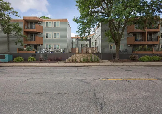 Listing Photo 2 - Condo for sale in building located at 3540 Hennepin Ave, Minneapolis, MN 55408 - Unit #316
