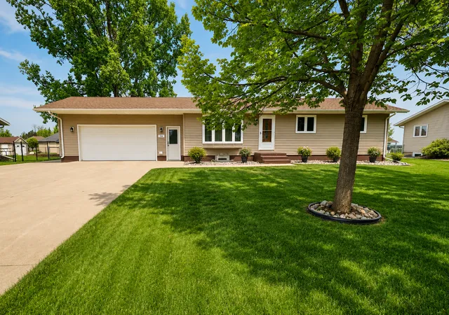 1st image of 704 3rd Ave Ne, Hillsboro, ND 58045 | MLS# 6805784