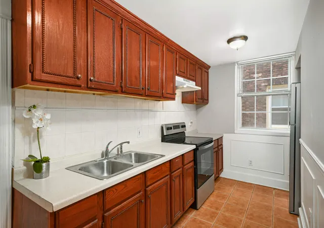 Listing Photo 4 - Condo for sale in building located at 2507 Lyndale Ave S, Minneapolis, MN 55405