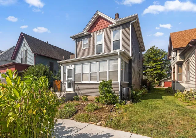 Photo 3 of Sale Pending at 417 Toronto St, Saint Paul, MN 55102 | MLS# 6812553 | Listing updated on 2026-09-20