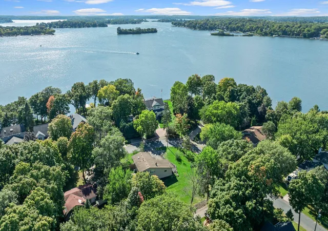 Photo 3 of Mansion for sale at 2800 Casco Point Rd, Wayzata, MN 55391 | MLS# 6814820 | Listing updated on 2026-10-26