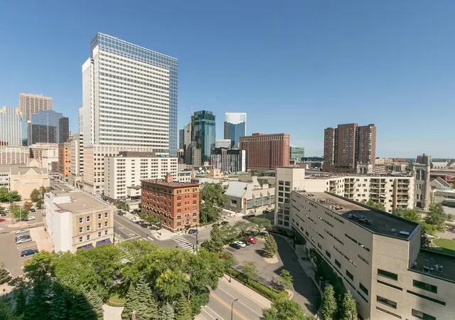 3rd image of 1201 Yale Pl #1107, Minneapolis, MN 55403 | MLS# 6815740