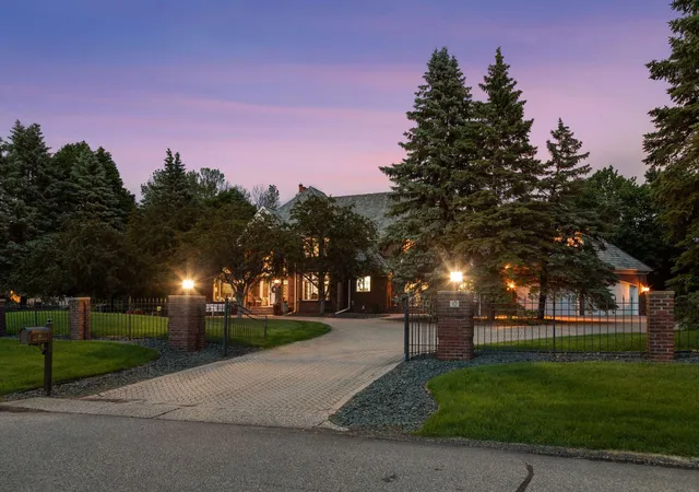Photo 3 of Single family home for sale at 10 Apple Orchard Ct, Saint Paul, MN 55110 | MLS# 6818725 | Listing updated on 2026-10-24