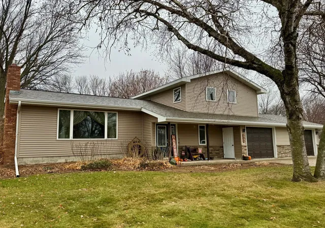 Homes for sale in Bird Island, MN | 111 Cherry Ave, Bird Island, MN 55310 | MLS# 6821899