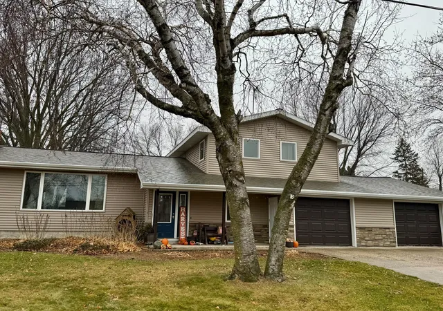 Homes for sale in Bird Island, MN | 111 Cherry Ave, Bird Island, MN 55310 | MLS# 6821899