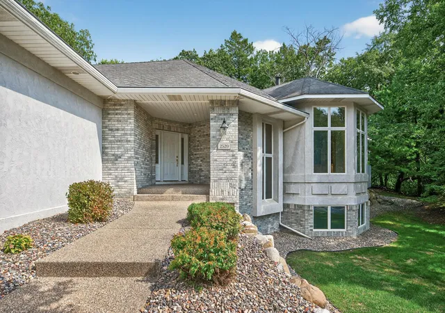 3rd image of 2520 Arbor Ct, Mendota Heights, MN 55120 | MLS# 6822410