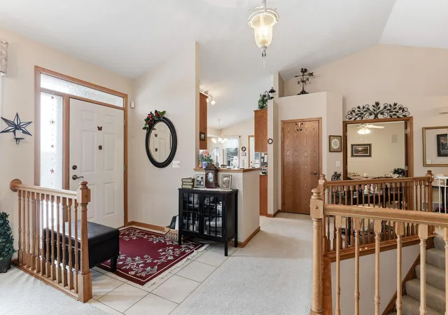 3rd image of 8813 Stonebrooke Ct, Saint Paul, MN 55125 | MLS# 6823086