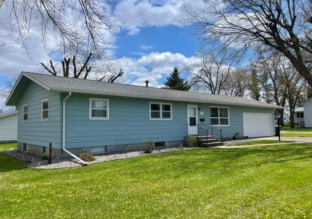 Homes for sale in Redwood Falls, MN | 215 N Swain St, Redwood Falls, MN 56283 | MLS# 7001654