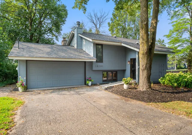 2nd image of 16101 Hilltop Rd, Eden Prairie, MN 55347 | MLS# 7002149