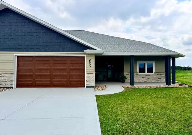 Photo 2 of Single family home for sale at 2555 Sutherland Dr, Worthington, MN 56187 | MLS# 7003147 | Listing updated on 2026-07-28