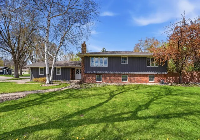 Photo 2 of Single family home for sale at 900 13th Avenue Sw, Willmar, MN 56201 | MLS# 7003965 | Listing updated on 2026-09-22