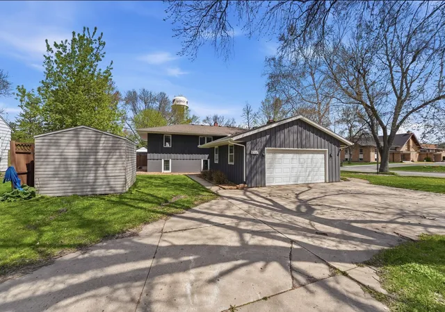 Photo 3 of Single family home for sale at 900 13th Avenue Sw, Willmar, MN 56201 | MLS# 7003965 | Listing updated on 2026-09-22