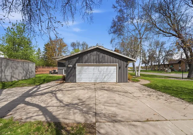 Photo 4 of Single family home for sale at 900 13th Avenue SW, Willmar, MN 56201 | MLS# 7003965 | Listing updated on 2026-09-22