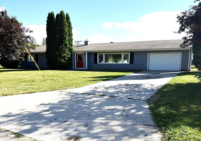 Photo 1 of Single family home for sale at 412 E Hamilton Ave, Baudette, MN 56623 | MLS# 7005939 | Listing updated on 2026-08-31
