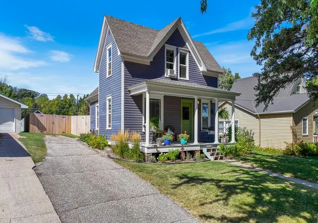 Photo 1 of Single family home for sale at 220 Fremont St S, Lake Benton, MN 56149 | MLS# 7005962 | Listing updated on 2026-08-31