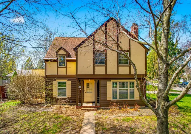 Photo 2 of Sale Pending at 1027 Cedar Ave, Albert Lea, MN 56007 | MLS# 7006332 | Listing updated on 2026-10-04
