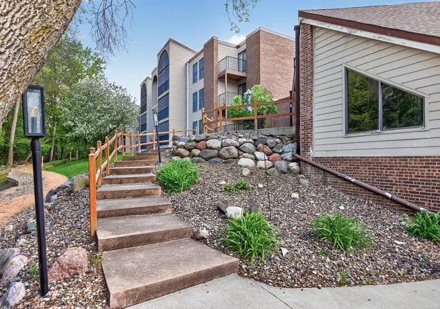 Homes for sale in Bloomington, MN | 9500 Collegeview Road, Bloomington, MN 55437 | Houzeo