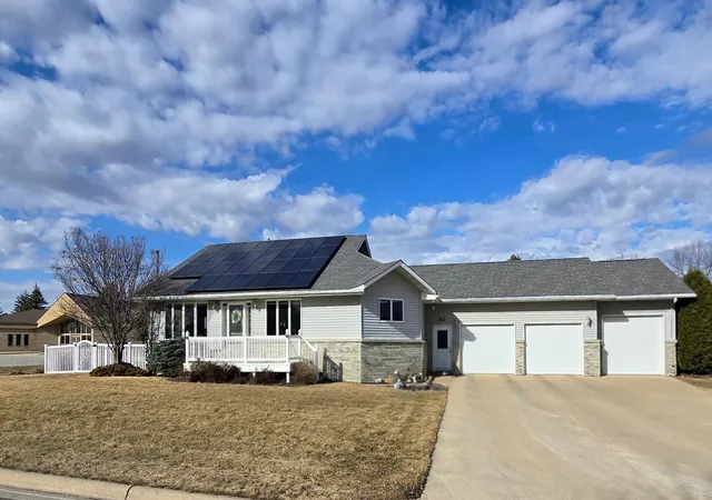 1st image of 807 8th St Sw, Pipestone, MN 56164 | MLS# 7011751