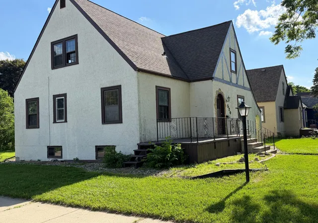 Homes for sale in Fairmont, MN | 520 E Blue Earth Ave, Fairmont, MN 56031 | MLS# 7012303