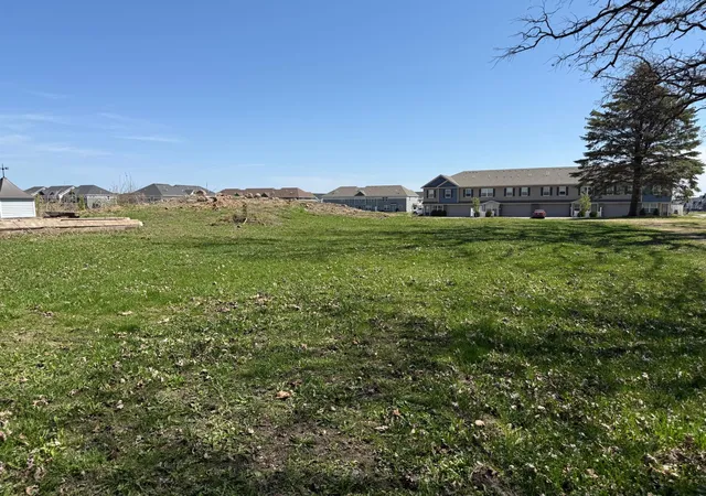 3rd image of 4930 Radio Dr, Saint Paul, MN 55129 | MLS# 7014326