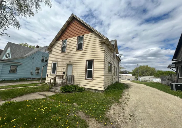 Photo 2 of Sale Pending at 1009 E Center St, Rochester, MN 55904 | MLS# 7014543 | Listing updated on 2026-08-27