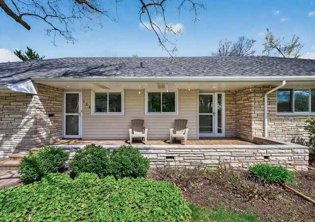 2nd image of 124 Ardmore Dr, Golden Valley, MN 55422 | MLS# 7017875
