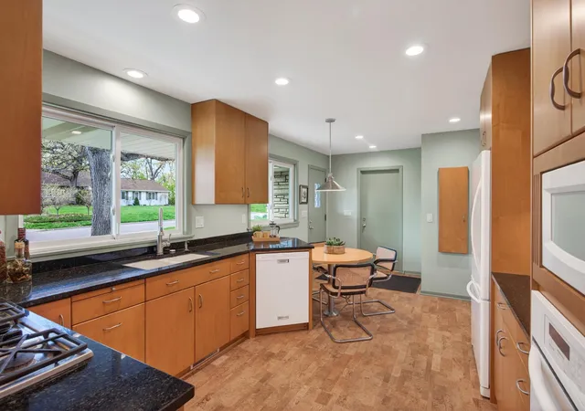5th image of 124 Ardmore Dr, Golden Valley, MN 55422 | MLS# 7017875