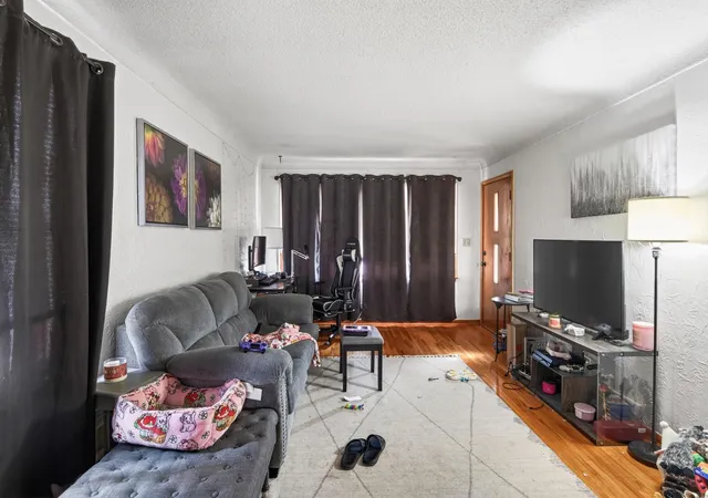 3rd image of 913 Russell St, Saint Paul, MN 55106 | MLS# 7018980