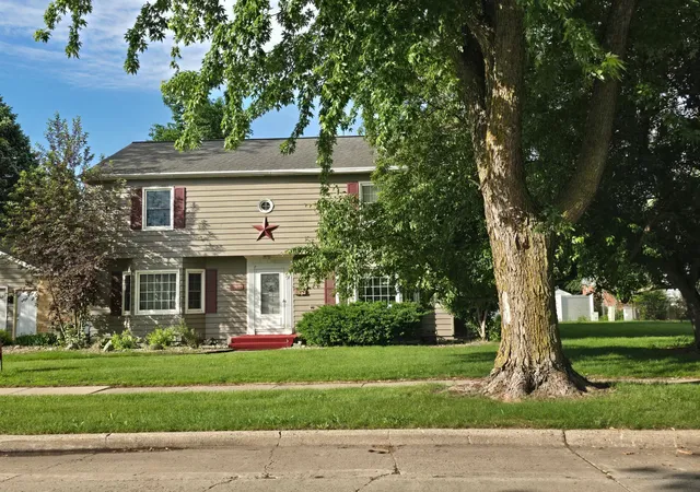 1st image of 405 Clary St W, Worthington, MN 56187 | MLS# 7023163